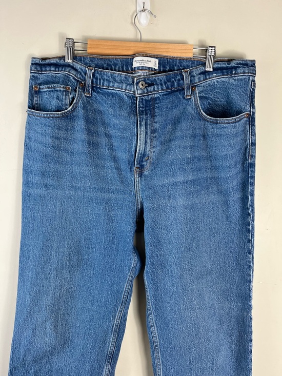 Abercrombie & Fitch High Rise 90s Relaxed Frayed Hem Jean Size 34 US 18 - Picture 9 of 16